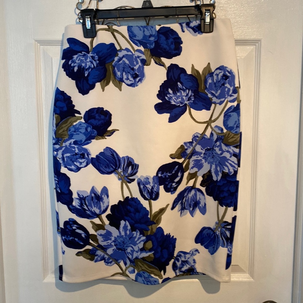 New York Company Co - Blue Flowered, Knee Length Skirt - Size M